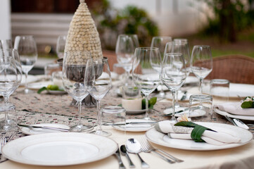 Decorate the dinner table with beautiful glassware