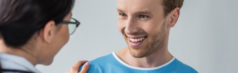 Obraz premium happy patient looking at doctor in glasses, banner