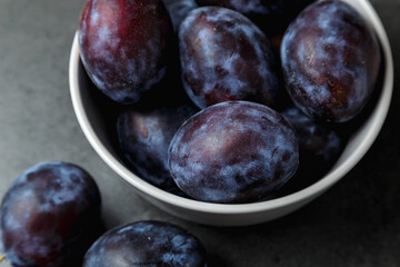 Obraz premium Fresh plums. Fruits. On a dark background. Copy space.