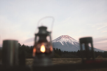 夕日に照らされた富士山とランタン