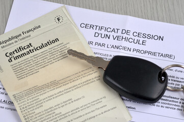 Documents administratifs français officiels pour la vente d'une voiture avec une clé en gros plan - obrazy, fototapety, plakaty