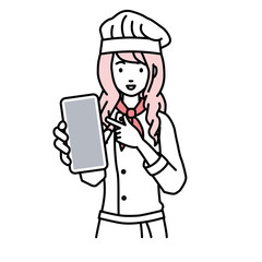 立ってスマートフォンを指差してこちらに向けて見せている調理師の女性