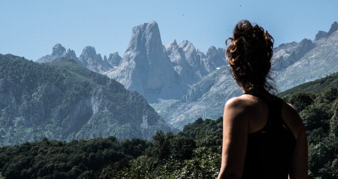 paisaje del Naranjo de Bulnes con chica en primer plano