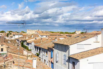 Fototapeta na wymiar Vue sur les toits en tuiles de terre-cuite d'Aigues-Mortes par un temps nuageux (Occitanie, France)