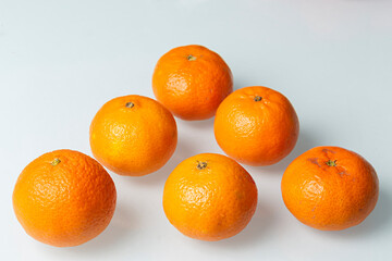 Mandarinas sobre mesa blanca.