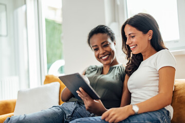 Obraz premium Adult women, enjoying their free time with a movie.