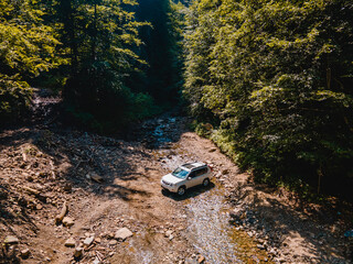 Obraz na płótnie Canvas suv car mountains creek on background