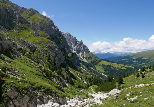 scenico e mozzafiato panorama delle Dolomiti in Val Badia in estate
