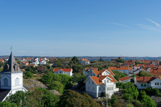 Blick vom Aussichtspunkt &uuml;ber der Kirche  &uuml;ber Moll&ouml;sund, Orust, Schweden