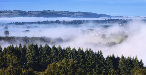 Obraz na płótnie Canvas Weite Landschaft im Nebel Aveyron