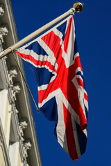 Großbritannien Flagge Union Jack England Schottland Wales Nordirland Insel Commonwealth London Fassade rot blau weiß hissen Haus Gebäude Sonne Stoff wehen Stolz Brexit Geschichte Kreuz UK