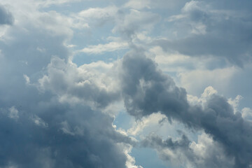 Nubes cúmulos en primavera
