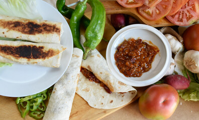 Frijoles Mexicanos con carne y tortitas de  maíz 