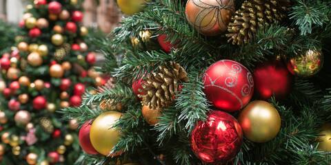 Close up of decorated outdoor Christmas tree on city street 　街中のクリスマスツリー クローズアップ