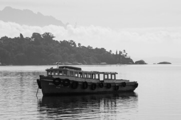 Barco com muitos pneus pendurados em sua lateral