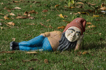 personagem de um an&atilde;o constru&iacute;do em gesso no gramado