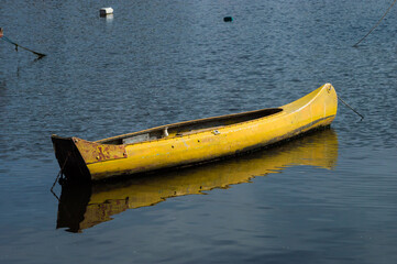 Detalhes de um barco amarelo na enseada
