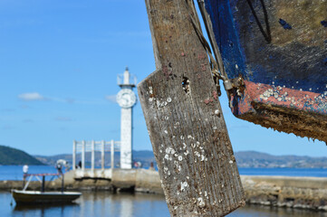 Partes em madeira de um barco com paisagem desfocada ao fundo