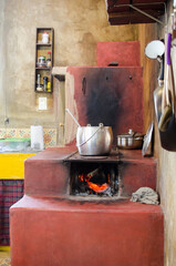 Fog&atilde;o a lenha com panela e brasas acesas