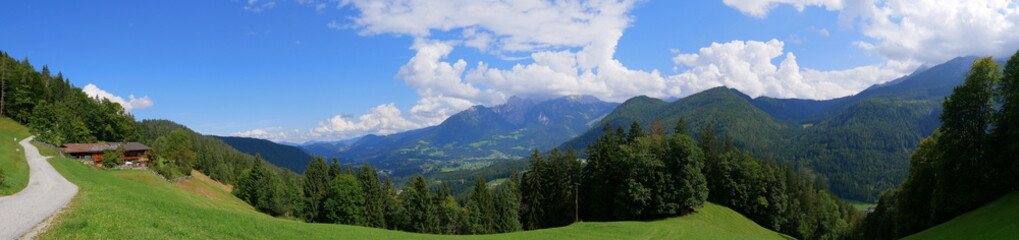 Fototapeta na wymiar Panoramaaufnahme am Soleleitungsweg bei Gerstreit in Ramsau mit herrlichem Bergpanorama