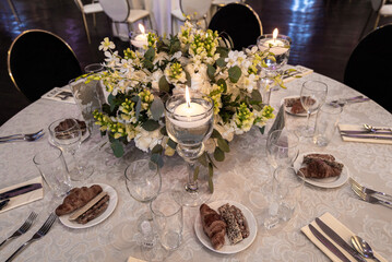 Elegant jewish wedding party with white and green tones and beautiful light design