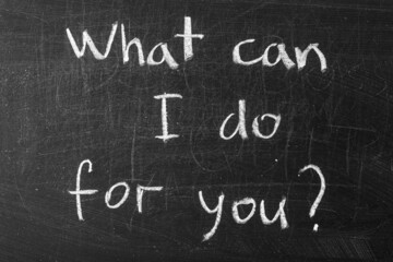Obraz premium word "What can I do for you" written on blackboard