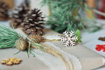 Obraz na płótnie Canvas Boże Narodzenie, kartka świąteczna, prezenty i dekoracje świąteczne. Christmas decorations, get a gift. 