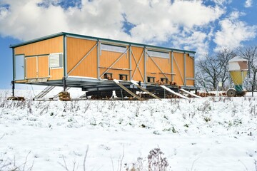 Mobiler Hühnerstall, geflügelhaltung, Mobiler Hühnerstall in der landwirtschaftlichen Produktion von Eiern und Fleischhühnern aus Freilandhaltung © Hermann