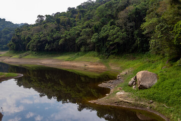 Represa com água abaixo da capacidade devido a crise hidrica. © Marcos