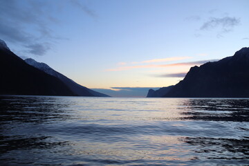 PANORAMA DEL LAGO DI GARDA AL TRAMONTO