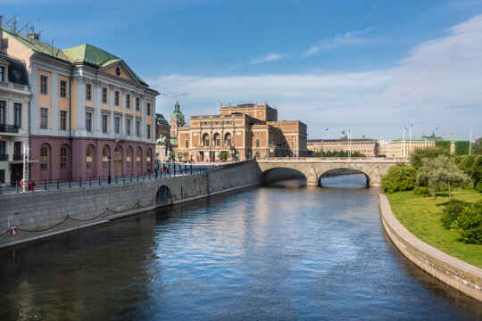 Sweden, Stockholm, Lilla Vrtan with Kungliga Operan and St. Jacobs Kyrka church