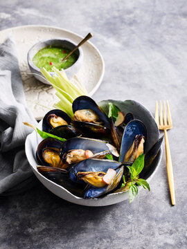 Hoi Ma Lang Phu O Bp - mussels cooked with herbs