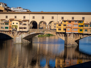 Fototapeta na wymiar Ponte vecchi visto dal Lungarno. Old bridge seen from the Lungarno