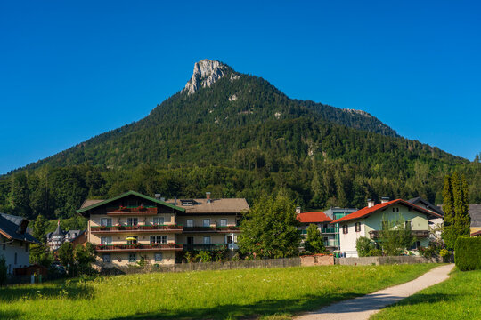 Austria, Fuschl am See, Houses with mountain in background