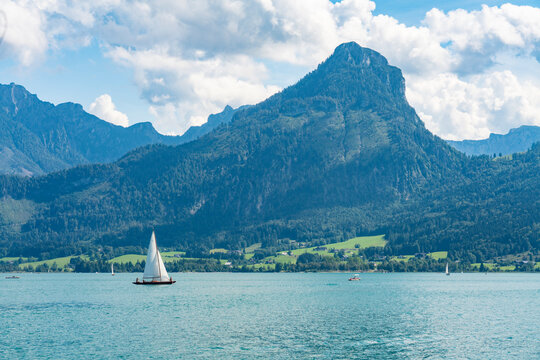 Austria, St. Wolfgang im Salzkammergut, Sailboat on Wolfgangsee and mountain