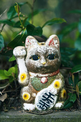 朽ちた招き猫
