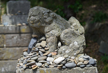 朽ち果てた狛犬