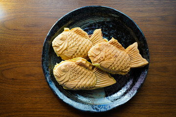 お皿に盛りつけたたい焼き
