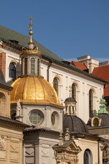 złota kopuła wieży na wawelu w Krakowie