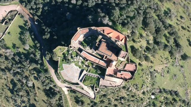 Vuelo con dron sobre Castillo de Miraflores en la comarca de Olivenza, Badajoz un d&iacute;a soleado