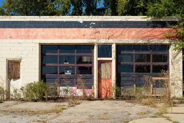 Old abandoned garage. - obrazy, fototapety, plakaty