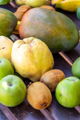 Conjunto de frutas sobre una mesa de madera