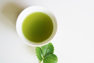 Obraz na płótnie Canvas 緑茶のおもてなし　日本茶　緑の葉