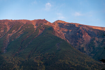 朝陽を浴びて赤く染まる御嶽山