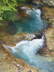 鹿股川の青い水流