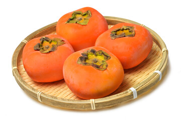 竹ざるに盛られた柿