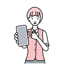 立ってスマートフォンを指差してこちらに向けて見せている事務員制服の女性