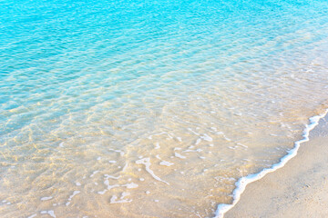 透明度の高い沖縄の浜辺