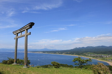 鳥居が、海や湾が見渡せる高台に設けられている風景
