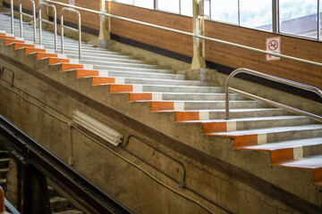 富山県立山町にある立山駅の紅葉の時期の風景 Scenery of Tateyama Station in Tateyama Town, Toyama Prefecture, during the fall foliage season.